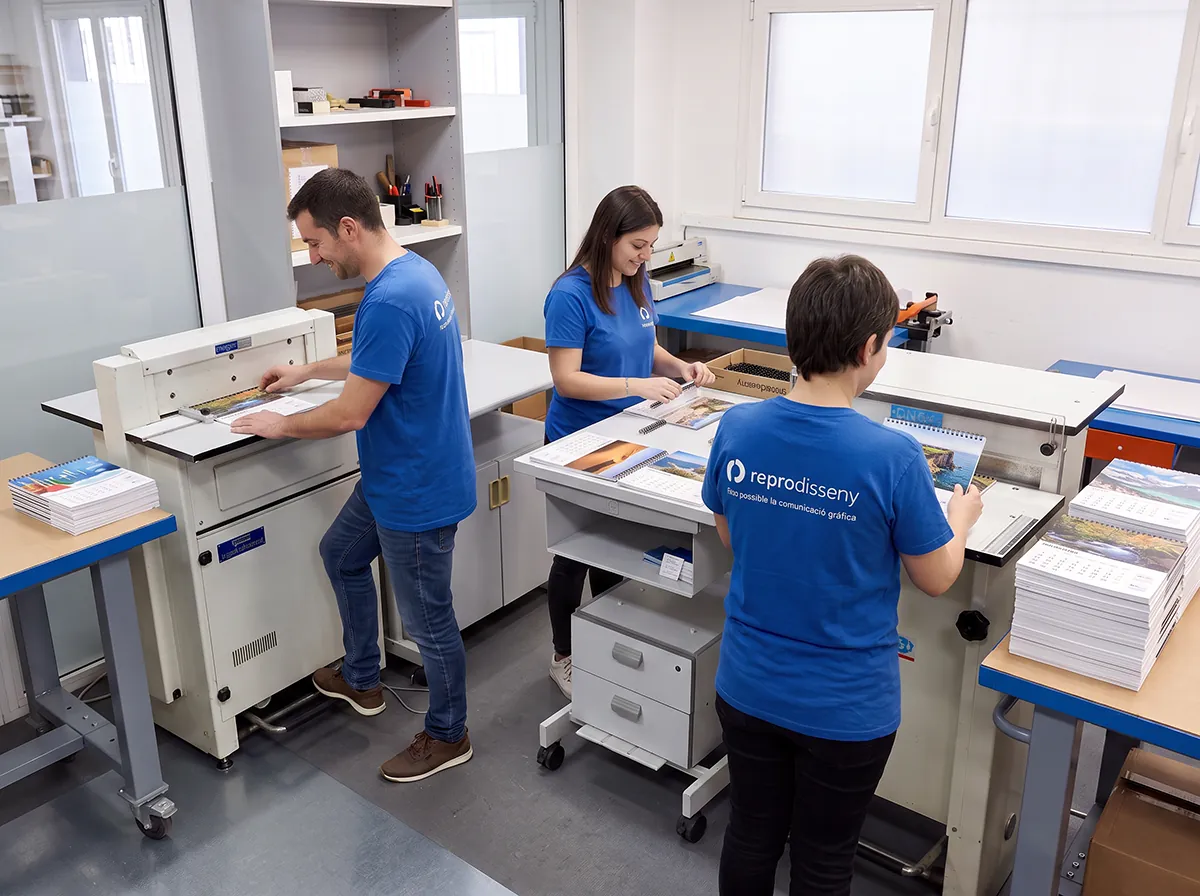 Equipo de Repro Disseny trabajando en producción gráfica