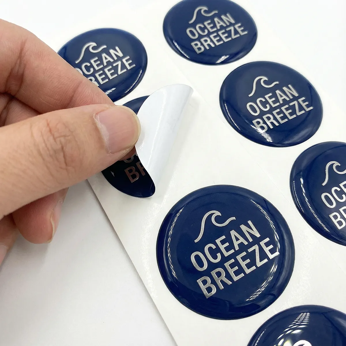 Etiquetas Doming personalizadas con volumen para marca, producto y acabados premium